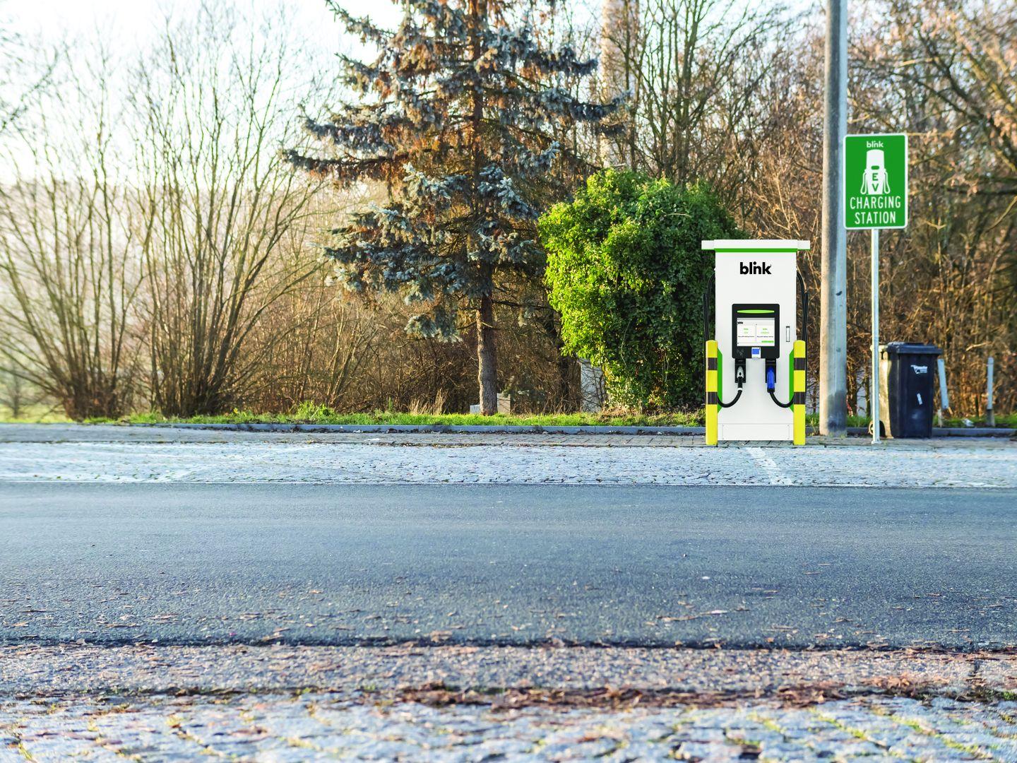 Blink 120kW Charging Station – Dual Port Level 3 Free Standing DC Fast Charger + 1 Year Network Bundle