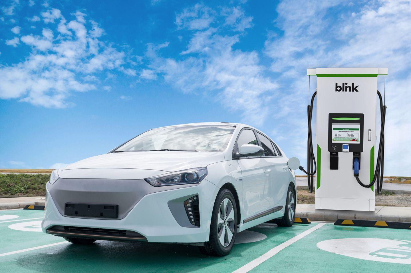 Blink 120kW Charging Station – Dual Port Level 3 Free Standing DC Fast Charger + 1 Year Network Bundle